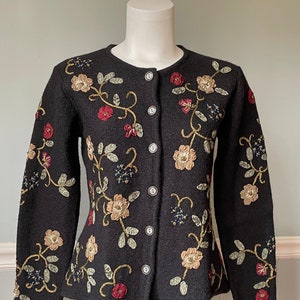 Eleganter Woll-Cardigan, handbesticktes Band & Metallic, floral Hong Kong Vintage 90s, Susan Bristol, Größe S, schwarze eng anliegende Strickjacke