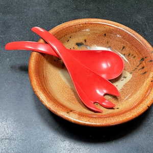 Prachtige melamine saladeservies uit het midden van de eeuw, ontwerp van museumkwaliteit, zwaar roodoranje melamine vintage jaren 60-70