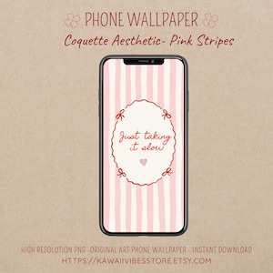 Könnte beinhalten: Ein Smartphone zeigt ein Hintergrundbild mit rosa und weißen Streifen und dem Text "Just taking it slow" in einem ovalen Rahmen. Das Hintergrundbild ist mit "Coquette Aesthetic - Pink Stripes" versehen.