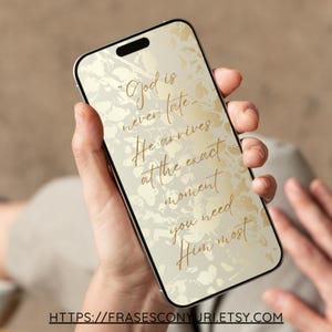 Puede incluir: Un smartphone con un fondo crema y un diseño floral dorado, que muestra la cita: "Dios nunca llega tarde... Llega en el momento exacto en que más lo necesitas." La URL de la tienda Etsy es visible en la parte inferior.