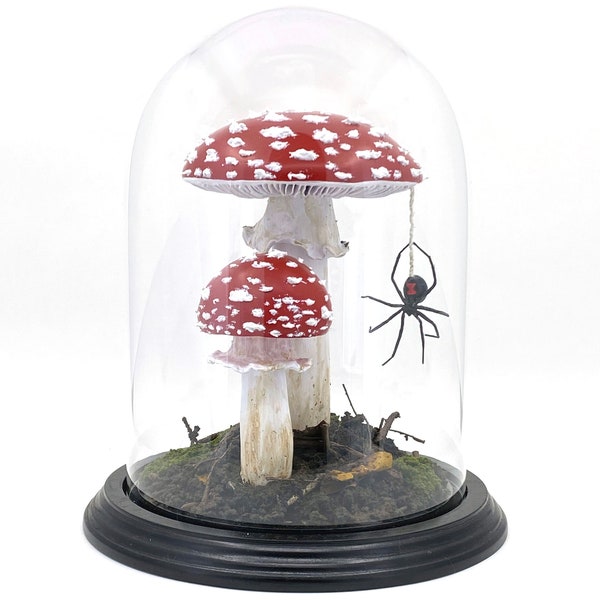 Handgemaakte grote Amanita Muscaria en Black Widow Scene in glazen Cloche