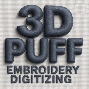 Può includere: Immagine con la scritta "3D PUFF RICAMO DIGITALIZZAZIONE". Le parole "3D" e "PUFF" sono in blu scuro, strutturate e in rilievo. "RICAMO DIGITALIZZAZIONE" è in un carattere ricamato più piccolo su sfondo grigio chiaro.