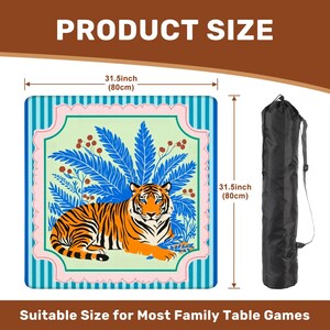 Puede incluir: Tapete de juego cuadrado con dise&ntilde;o de tigre, de 80 cm por lado. El tapete presenta una ilustraci&oacute;n de tigre con rayas naranjas y negras, follaje azul y un borde rosa y verde. Viene con una bolsa de transporte negra.