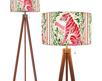 Lámpara de pie trípode Pink Tiger estilo chinoiserie, lámpara de pie de madera Grandmillennial de mediados de siglo, regalo de decoración para el hogar con motivos botánicos florales maximalistas.