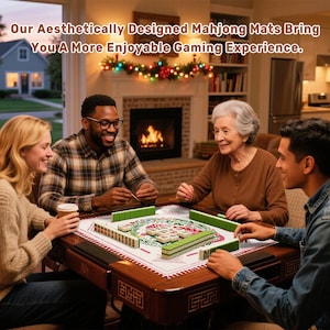 Peut inclure: Quatre personnes jouent au Mahjong autour d'une table en bois. La table est orn&eacute;e d'un tapis d&eacute;coratif avec un motif floral et des tuiles vertes et blanches. Le texte sur l'image se lit : "Nos tapis de Mahjong au design esth&eacute;tique vous offrent une exp&eacute;rience de jeu plus agr&eacute;able."