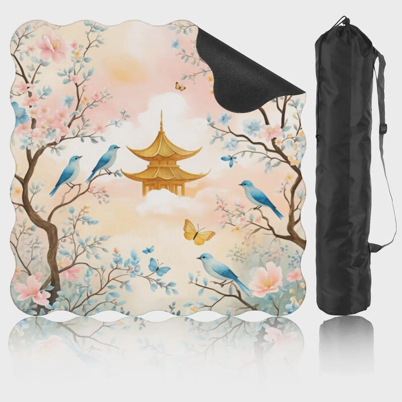 Puede incluir: Esterilla de yoga con un dise&ntilde;o de inspiraci&oacute;n asi&aacute;tica que presenta una pagoda dorada, p&aacute;jaros azules, mariposas y ramas florecientes. Incluye una bolsa de transporte negra. La esterilla mide unos 173 cm de largo.