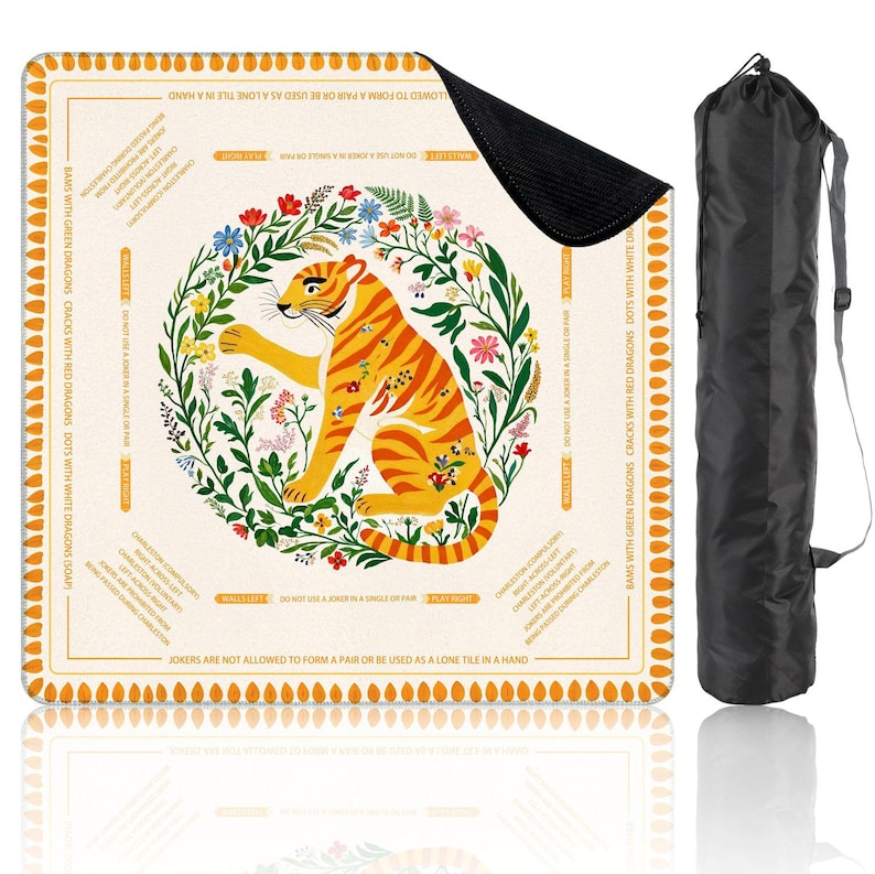 Peut inclure: Tapis carr&eacute; beige avec un tigre orange stylis&eacute; entour&eacute; d'une couronne florale. Le tapis comporte du texte en bordure et est livr&eacute; avec un sac de transport noir. Le motif du tigre est centr&eacute; sur le tapis.