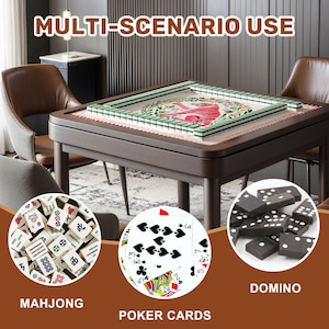 Peut inclure: Une table de jeu en bois brun fonc&eacute; avec un jeu de mahjong vert et blanc, des cartes de poker et des dominos. La table a un motif floral d&eacute;coratif au centre. Le texte "MULTI-SCENARIO USE", "MAHJONG", "POKER CARDS" et "DOMINO" est visible.
