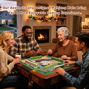 Op de afbeelding: Vier mensen spelen Mahjong rond een houten tafel. De tafel heeft een groene mat met een bloemen- en pauwenontwerp. De tekst bovenaan luidt: "Onze esthetisch ontworpen Mahjong-matten zorgen voor een aangenamere spelervaring."