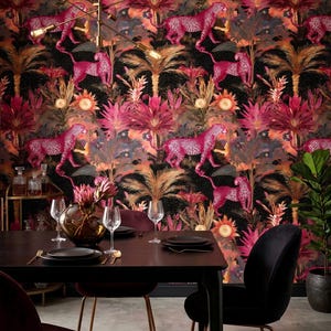 Pode incluir: Sala de jantar com mesa de madeira escura, cadeiras pretas e um papel de parede vibrante com leopardos cor-de-rosa e folhagem tropical. A sala é decorada com taças de vinho, pratos e uma luminária moderna.