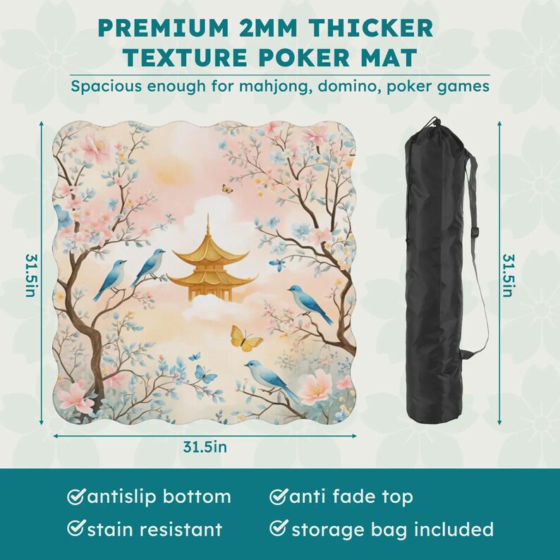 Puede incluir: Tapete de p&oacute;quer con un dise&ntilde;o esc&eacute;nico con una pagoda, p&aacute;jaros y flores de cerezo. El tapete mide 80 cm cuadrados e incluye una bolsa de almacenamiento negra. El texto dice "PREMIUM 2MM THICKER TEXTURE POKER MAT". Es resistente a las manchas y antideslizante.