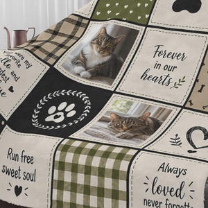 Pode incluir: Uma manta de pelúcia com design de patchwork nas cores verde-oliva, bege e preto. Inclui duas fotografias de gatos, pegadas, ícones de coração e o texto "Forever in our hearts", "Run free sweet soul" e "Always loved never forgotten".