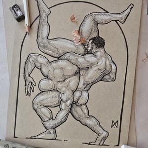 Può includere: Illustrazione dettagliata a penna e inchiostro di due figure muscolose in una posa dinamica, intrecciate all'interno di un arco scuro. L'opera d'arte è su carta beige, con una matita, un temperamatite e penne visibili sullo sfondo.