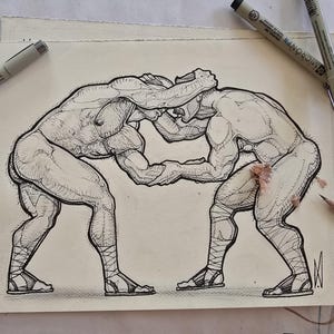 Può includere: Un disegno a inchiostro nero e bianco di due figure muscolose che lottano. Le figure nude sono disegnate con linee dettagliate, che definiscono la loro anatomia. Indossano sandali e fasce per le gambe. Il disegno è su carta color crema, con penne e una matita visibili.
