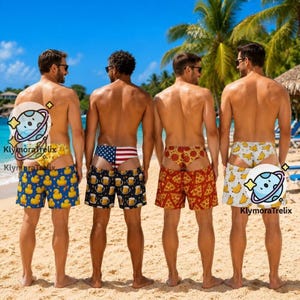 Può includere: Quattro costumi da bagno con motivi distinti: paperelle di gomma gialle su sfondo blu, un design con bandiera americana, una stampa di pizza ai peperoni rossa e gialla e banane gialle su sfondo bianco. Ognuno è indossato da una persona.