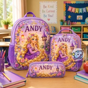 Könnte beinhalten: Ein lila Rucksack-, Brotdosen- und Federmäppchen-Set mit einer Rapunzel-Illustration, einem hohen Turm, schwebenden Laternen und Blumenmotiven. Jeder Artikel ist mit dem Namen ANDY in großen, lila Buchstaben personalisiert.