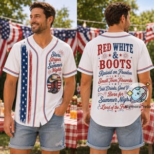 Puede incluir: Una camiseta de béisbol blanca con botones, con una franja vertical de la bandera estadounidense en la parte delantera izquierda, el texto Stars, Stripes & Summer Nights y un gráfico de botas vaqueras. La espalda muestra Red White & Boots.