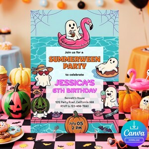 Può includere: Un colorato invito per una festa di Summerween, con fantasmi dei cartoni animati, zucche e un galleggiante a forma di fenicottero. Il testo recita "Summerween Party" e "6° Compleanno di Jessica". Include data, ora e informazioni RSVP.