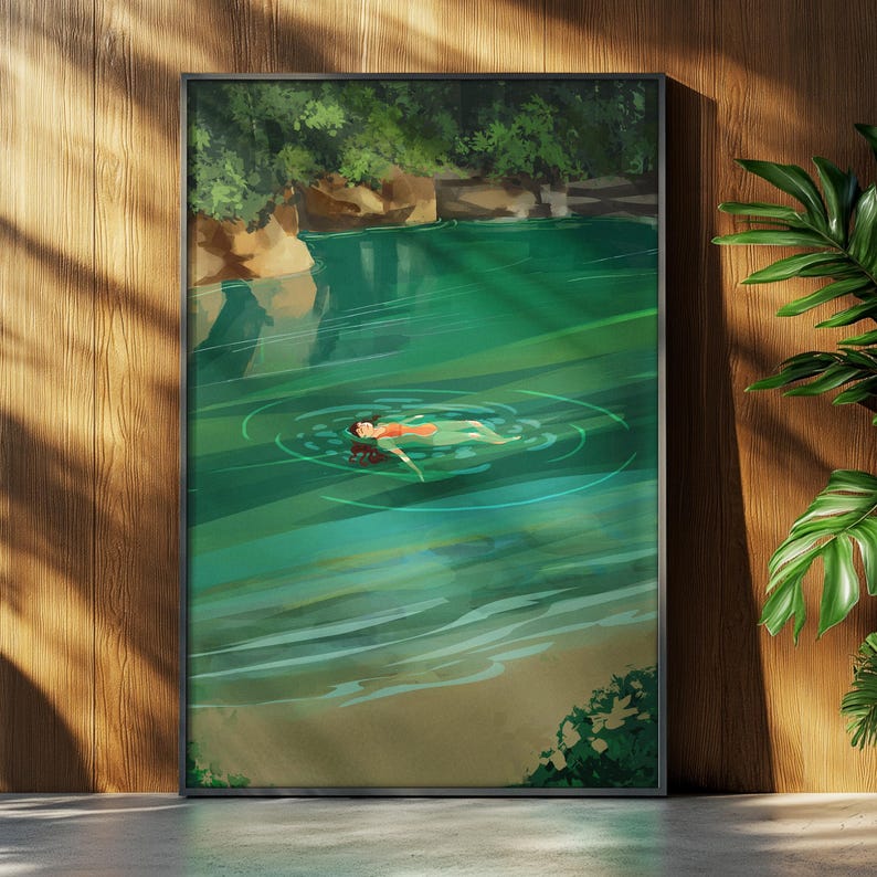 Puede incluir: Impresi&oacute;n art&iacute;stica enmarcada que representa a una persona flotando en un lago sereno de tonos verdes. La obra presenta a una persona con un traje de ba&ntilde;o naranja, rodeada de ondas de agua. Frondosos &aacute;rboles verdes y acantilados rocosos enmarcan el agua, con una orilla arenosa en primer plano.