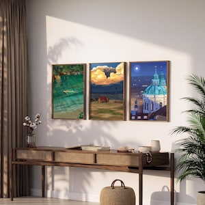Puede incluir: Tres impresiones art&iacute;sticas enmarcadas que representan paisajes serenos. Una muestra a un nadador en agua verde, otra una puesta de sol sobre un campo con una casa, y la &uacute;ltima un paisaje urbano nocturno con una iglesia. Los marcos son marrones.