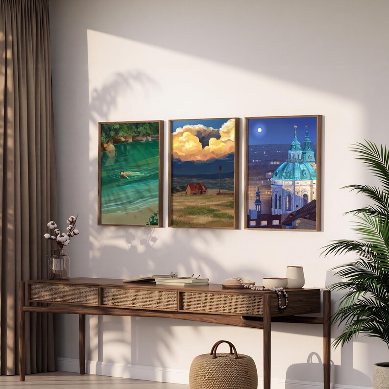 Puede incluir: Tres impresiones art&iacute;sticas enmarcadas que representan paisajes serenos. Una muestra a un nadador en agua verde, otra una puesta de sol sobre un campo con una casa, y la &uacute;ltima un paisaje urbano nocturno con una iglesia. Los marcos son marrones.