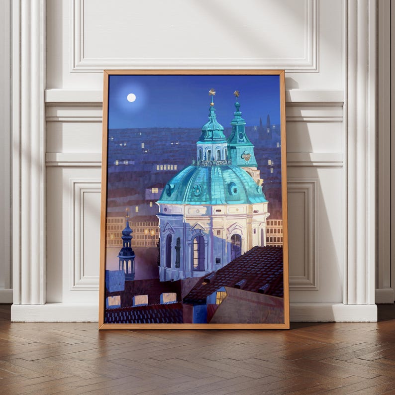 Puede incluir: Una impresi&oacute;n art&iacute;stica enmarcada de un paisaje urbano nocturno con una iglesia con c&uacute;pulas turquesas. La obra de arte est&aacute; ambientada contra un cielo azul oscuro con una luna llena, y los edificios est&aacute;n iluminados con luz c&aacute;lida.