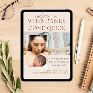 Puede incluir: Una tableta muestra la portada de un libro titulado "What To Do When Babies Come Quick". La portada presenta una foto de una madre y un recién nacido, con texto que indica que es una guía para partos de emergencia. Un bolígrafo, gafas y un cuaderno están sobre la superficie de madera.