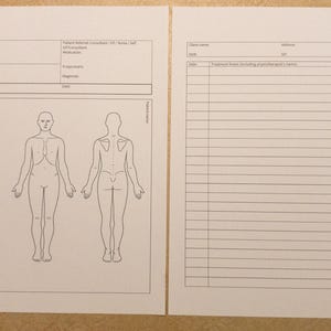 Puede incluir: Dos hojas de papel blanco con formularios médicos. Una hoja tiene un diagrama del cuerpo humano, frontal y posterior, y campos para información del paciente. La otra hoja tiene una tabla para notas de tratamiento.