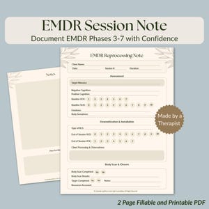 Könnte beinhalten: Eine weiße Keramik-Tasse mit schwarzem Henkel und dem Text "But First, Coffee" in schwarzer, handschriftlicher Schrift. Die Tasse steht auf einer weißen Oberfläche.