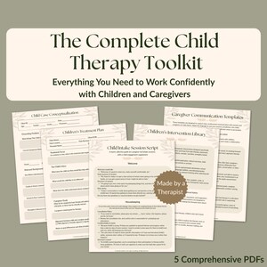Op de afbeelding: Een verzameling van vijf printbare therapiedocumenten getiteld The Complete Child Therapy Toolkit. De pagina's bevatten een Child Case Conceptualization, Children's Treatment Plan, Child Intake Session Script, Children's Intervention Library en Caregiver Communication Templates, allemaal in een neutraal beige kleurenpalet met bladaccenten.
