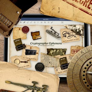 Puede incluir: Una colección de herramientas y objetos de criptografía antiguos, incluyendo un receptor de señal, una rueda de cifrado y un auricular de interceptación, dispuestos sobre una tableta digital. La imagen presenta el texto "Cryptographer Ephemera" y "Top Secret".
