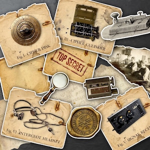 Può includere: Una collezione di strumenti e documenti di spionaggio vintage, tra cui un disco cifrante, un cilindro cifrante, un'auricolare di intercettazione e un ricevitore di segnale. I documenti sono invecchiati con il testo "TOP SECRET" e "Fig. I-CIPHER DISK".