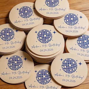 Può includere: Un set di tre vasi in ceramica bianca di altezze diverse. I vasi presentano un design strutturato e scanalato. Il vaso più alto è alto circa 25 cm, quello medio 20 cm e il più piccolo 15 cm.