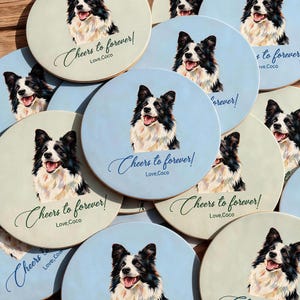 Puede incluir: Una colección de posavasos redondos con el retrato de un Border Collie en blanco y negro. Cada posavasos muestra el texto "Cheers to forever!" y "Love,Coco" en letra cursiva. Los colores de fondo varían entre azul claro y crema.