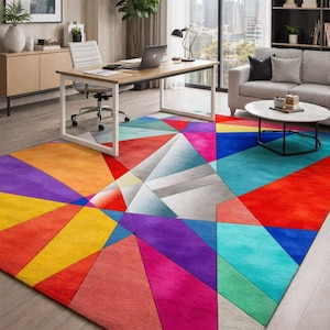 Op de afbeelding: Een kleurrijk geometrisch tapijt met een modern design. Het tapijt heeft een levendige reeks kleuren, waaronder rood, oranje, geel, paars, roze, blauw en groen. Het tapijt is geplaatst in een thuiskantoor.