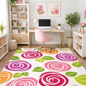 En lek med den blommiga mattan och det kreativa arbetet som sker vid skrivbordet.