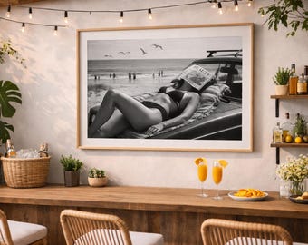 Arte de parede para dia de praia, foto de biquíni em preto e branco, pôster vintage de verão, fotografia de carro na costa, impressão com estética praiana relaxante, decoração litorânea