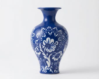 Jarrón de cerámica azul hecho a mano