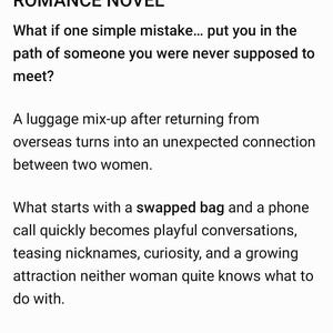 Puede incluir: Un documento digital titulado 911 (LOVE CODE) — A THAI GL ROMANCE NOVEL. El texto describe una historia sobre una confusión de equipaje que lleva a una conexión inesperada entre dos mujeres, involucrando maletas intercambiadas y atracción.