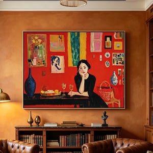 Può includere: Un soggiorno con un grande dipinto incorniciato raffigurante una donna in abito nero, un vaso blu e un tavolo con frutta e bicchieri. Due poltrone in pelle marrone sono rivolte verso il dipinto. Sono visibili anche una libreria e una lampada dorata.