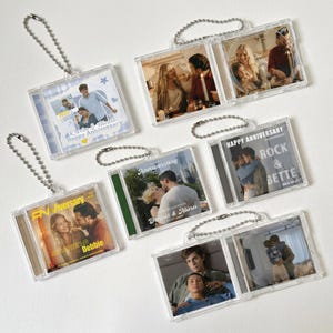 Puede incluir: Un juego de tres tazas de cerámica con un acabado moteado y mate. Las tazas son en tonos crema, marrón claro y marrón oscuro. Cada taza tiene un diseño simple y minimalista y un asa redondeada.