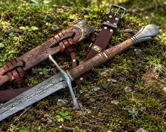 Handgesmeed Elfenlangzwaard – Damascusstaal, walnotenhouten handvat en smaragdgroene accenten