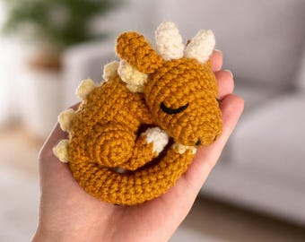 Gehäkelter schlafender Drache mit Blattmuster PDF, Amigurumi Baby Drache, niedlicher Drache Plüsch, anfängerfreundliche Häkelanleitung, Instant Download