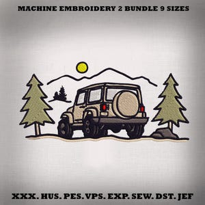 Può includere: Design per ricamo a macchina con un fuoristrada beige con ruota di scorta, sullo sfondo di montagne, un sole giallo e pini. Il testo "MACHINE EMBROIDERY 2 BUNDLE 9 SIZES" è in alto.