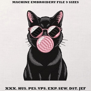 Può includere: File di ricamo a macchina con un gatto nero con occhiali da sole rosa e una bolla di gomma da masticare rosa. Il gatto ha orecchie interne rosa e baffi. Il testo "MACHINE EMBROIDERY FILE 9 SIZES" è in alto.