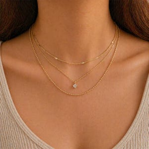 Collar de oro en capas, colgante minimalista de diamantes, cadena delicada, joyería para el día a día.