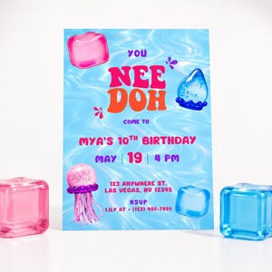 Peut inclure: Une carte d'invitation d'anniversaire rectangulaire avec un fond bleu à motif d'eau, des formes gélatineuses roses et bleues, une méduse rose et le texte : YOU NEE DOH COME TO MYA'S 10TH BIRTHDAY MAY 19 4 PM 123 ANYWHERE ST. LAS VEGAS, NV 12345 RSVP LILY AT (123) 456-7890.