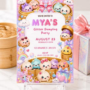 Puede incluir: Una tarjeta de invitación rectangular con dibujos de dumplings en cestas de bambú, un lazo rosa, arcoíris y estrellas. El texto dice: YOU'RE INVITED TO MYA'S Glitter Dumpling Party, AUGUST 23, SATURDAY AT 4:00 PM, 123 ANYWHERE ST., ANY CITY, RSVP LILY AT (123) 456-7890.