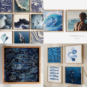 Può includere: Una collezione di stampe artistiche incorniciate a tema marino. Le stampe presentano varie immagini ispirate all'oceano, tra cui onde, pesci, balene e motivi astratti in tonalità blu e bianche. Le stampe sono esposte su una parete neutra.