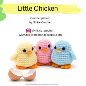 以下が含まれることがあります： オレンジ色の足とくちばしが付いた、黄色、ピンク、青色の3羽のかぎ針編みのひよこ。上部には「Little Chicken」の文字、下部には「Crochet pattern by Nikkie Crochet」の文字。卵の殻が2つ前景にあります。